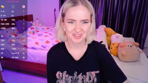 Snapshot of shyfoxxxy chatting on December 7, 11:29 am Effie online show from December 7, 11:29 am