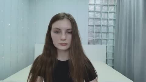 shyly_lisa online show from June 13, 1:36 am