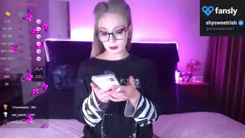 Snapshot of shysweetrish chatting on October 6, 2:31 am shysweetrish online show from October 6, 2:31 am