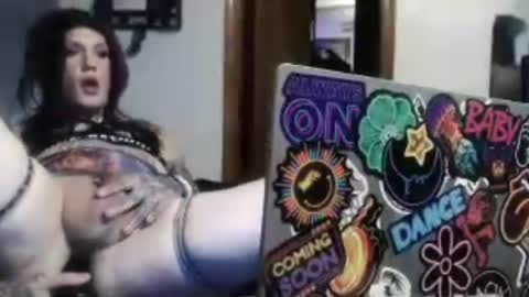 Snapshot of sickntwisted686 chatting on August 10, 2:37 am HungGirl online show from August 10, 2:37 am