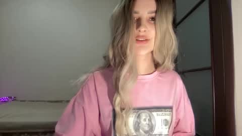 Snapshot of silkybabe19 chatting on December 3, 9:46 pm silkybabe19 online show from December 3, 9:46 pm