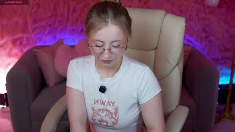 Snapshot of silverrmoon chatting on May 17, 6:44 am Kristina Kris online show from May 17, 6:44 am