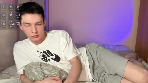 Snapshot of simonsecrett chatting on February 19, 8:05 pm Simon online show from February 19, 8:05 pm