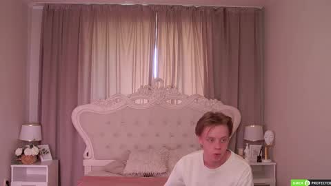 Snapshot of simonwarner chatting on May 9, 9:03 am Simon online show from May 9, 9:03 am