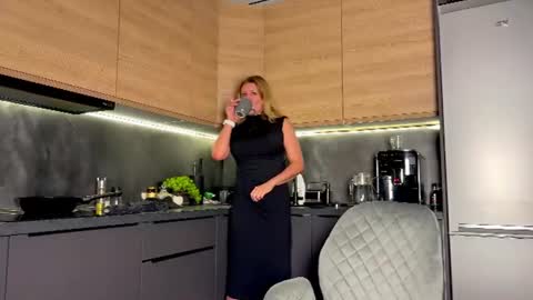 Snapshot of simply_sasha chatting on June 14, 8:27 am A present for me online show from June 14, 8:27 am