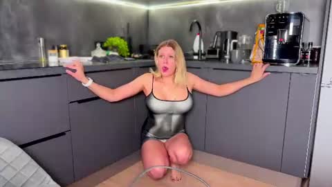 Snapshot of simply_sasha chatting on June 15, 3:14 pm A present for me online show from June 15, 3:14 pm