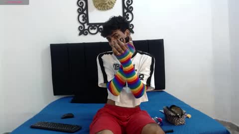 Snapshot of sinboy_ chatting on April 28, 12:43 pm online show from April 28, 12:43 pm