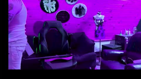 Snapshot of siphonophorslaysstrings chatting on February 12, 11:27 am Unbridledfuckingcrazy online show from February 12, 11:27 am