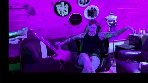 Snapshot of siphonophorslaysstrings chatting on February 14, 12:18 am Unbridledfuckingcrazy online show from February 14, 12:18 am