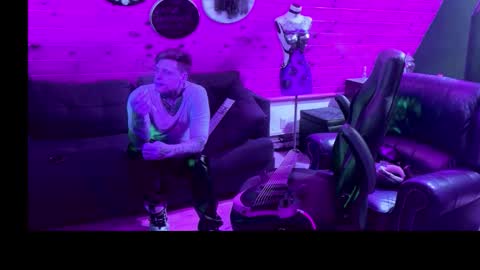 Snapshot of siphonophorslaysstrings chatting on February 25, 2:10 am Unbridledfuckingcrazy online show from February 25, 2:10 am