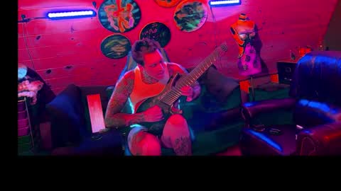 Snapshot of siphonophorslaysstrings chatting on April 7, 1:28 am Unbridledfuckingcrazy online show from April 7, 1:28 am