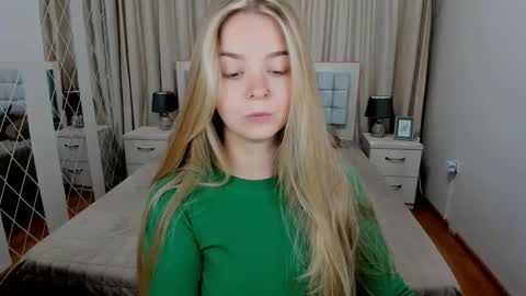 Snapshot of sirenabloom chatting on September 30, 9:47 am SirenaBloom online show from September 30, 9:47 am