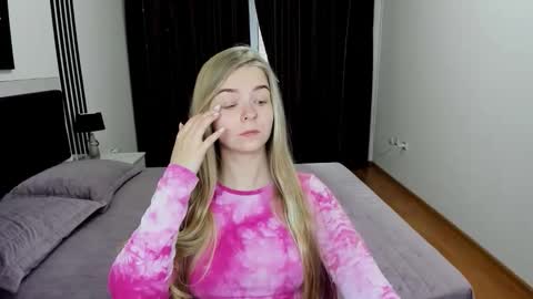 SirenaBloom online show from November 18, 9:36 am