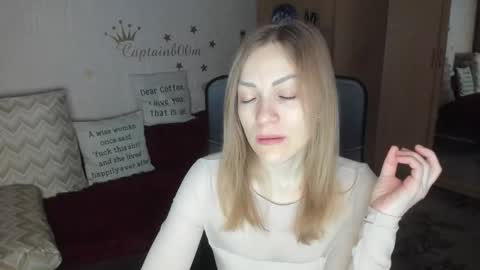 Snapshot of sirenasilk chatting on December 18, 3:23 am sirenasilk online show from December 18, 3:23 am