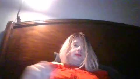 Snapshot of sissyandi38 chatting on April 27, 2:42 am wants to suck cock online show from April 27, 2:42 am