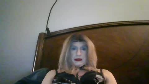 Snapshot of sissyandi38 chatting on July 8, 12:15 am wants to suck cock online show from July 8, 12:15 am