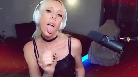 Snapshot of sissyashleigh chatting on June 22, 9:56 pm Ashleigh Mak online show from June 22, 9:56 pm