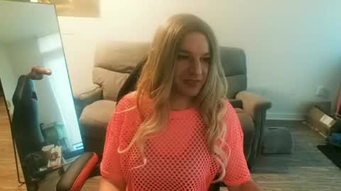 Snapshot of sissybex chatting on June 18, 11:36 am Sissy Bex online show from June 18, 11:36 am