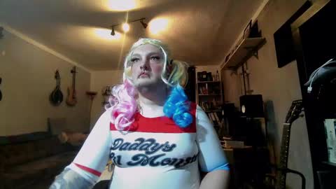 Snapshot of sissylovedoll chatting on December 25, 8:39 pm Tiffany Candy online show from December 25, 8:39 pm