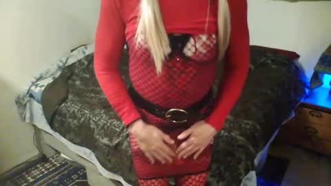 Snapshot of sissysara4fun chatting on March 11, 7:15 am I messy facials online show from March 11, 7:15 am