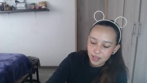 Snapshot of skarlet_adams chatting on December 28, 7:22 pm Alice online show from December 28, 7:22 pm