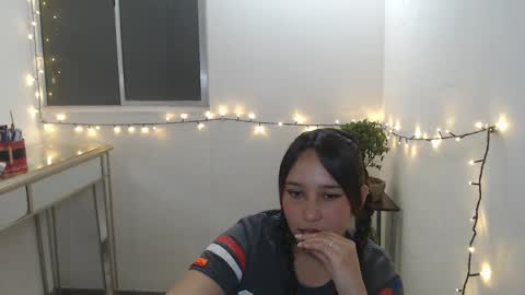Snapshot of skarlet_adams chatting on January 24, 6:35 pm Alice online show from January 24, 6:35 pm