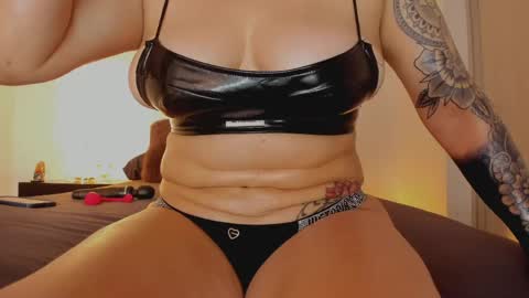 Snapshot of skay_hot chatting on May 15, 10:17 pm Skay online show from May 15, 10:17 pm