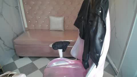 Snapshot of skeler_lovd_b chatting on May 4, 12:23 pm Skarlet online show from May 4, 12:23 pm