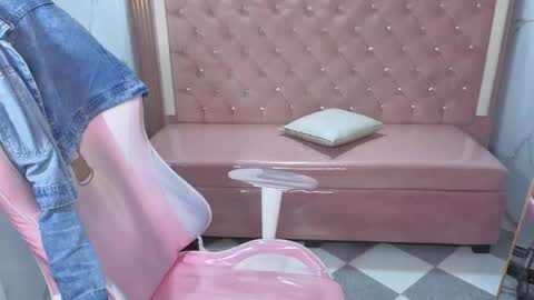 Snapshot of skeler_lovd_b chatting on June 8, 12:49 pm Skarlet online show from June 8, 12:49 pm