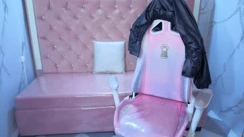 Snapshot of skeler_lovd_b chatting on July 14, 12:44 pm Skarlet online show from July 14, 12:44 pm