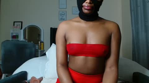 Snapshot of skimask_freak chatting on December 4, 10:46 am Krystal Belle online show from December 4, 10:46 am
