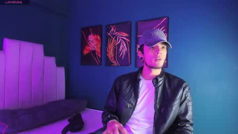 Snapshot of skinny_mac_ chatting on May 18, 1:39 pm Mac online show from May 18, 1:39 pm