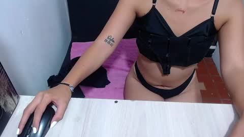 Snapshot of skinny_nastyy chatting on June 20, 3:37 pm Kim skinny online show from June 20, 3:37 pm