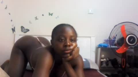 Snapshot of skinny_petite18 chatting on July 1, 9:25 pm Munah online show from July 1, 9:25 pm
