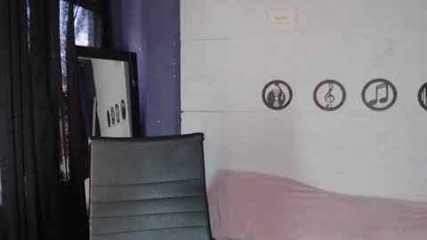 Snapshot of skinny_yizz chatting on July 13, 9:39 pm Only Pvt online show from July 13, 9:39 pm