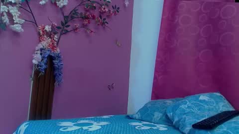 Snapshot of skinnybarbie022 chatting on October 15, 1:17 am barbi online show from October 15, 1:17 am