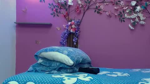 Snapshot of skinnybarbie022 chatting on November 18, 1:22 am barbi online show from November 18, 1:22 am