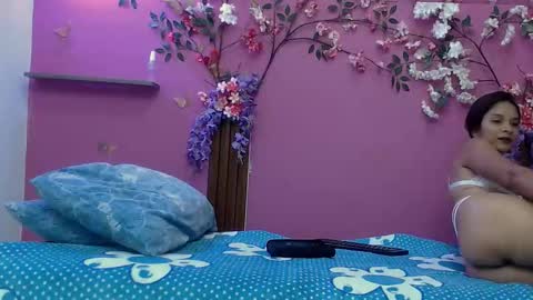 Snapshot of skinnybarbie022 chatting on December 4, 12:20 am barbi online show from December 4, 12:20 am