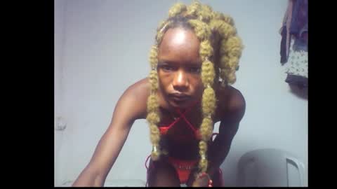 Snapshot of skinnybeauty1 chatting on December 16, 8:19 am Linda independent model online show from December 16, 8:19 am