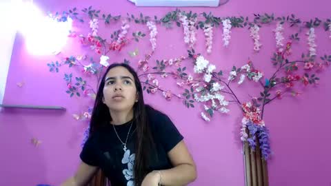 Snapshot of skinnysofia18 chatting on May 15, 1:51 pm sofia online show from May 15, 1:51 pm