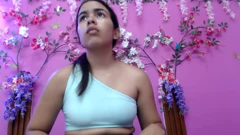 Snapshot of skinnysofia18 chatting on June 7, 1:59 pm sofia online show from June 7, 1:59 pm