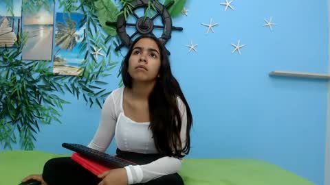 Snapshot of skinnysofia18 chatting on July 5, 1:51 pm sofia online show from July 5, 1:51 pm
