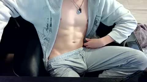 Snapshot of skrogdog chatting on April 19, 12:33 am skrogdog online show from April 19, 12:33 am