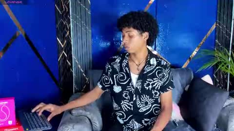 Snapshot of sky_walkerss chatting on June 14, 5:37 pm sky_walkerss online show from June 14, 5:37 pm