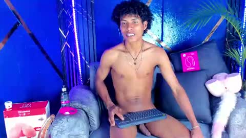 Snapshot of sky_walkerss chatting on June 17, 6:20 pm sky_walkerss online show from June 17, 6:20 pm