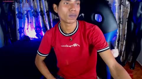 Snapshot of sky_walkerss chatting on June 23, 7:01 pm sky_walkerss online show from June 23, 7:01 pm