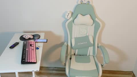 Snapshot of skye_nerdy chatting on September 24, 4:05 am SKYE. online show from September 24, 4:05 am