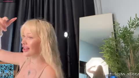 Snapshot of skyeveil chatting on July 31, 3:00 pm Skye online show from July 31, 3:00 pm
