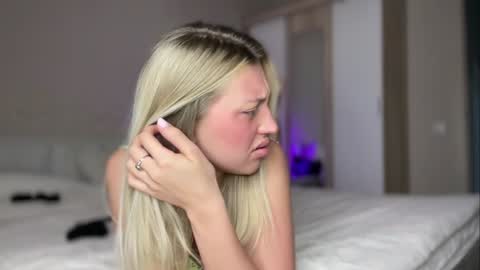 Snapshot of skyffi chatting on February 8, 6:22 pm GARRY AND SOPHIA online show from February 8, 6:22 pm