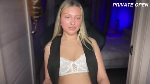 Snapshot of skyffi chatting on February 18, 8:58 pm GARRY AND SOPHIA online show from February 18, 8:58 pm